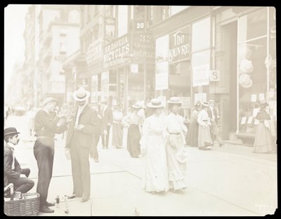 Vista de vendedores ambulantes vendiendo juguetes en la calle, Nueva York, 1902 de Byron Company